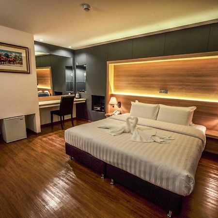 The Three Hat Yai Bagian luar foto