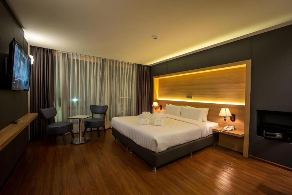 The Three Hat Yai Bagian luar foto