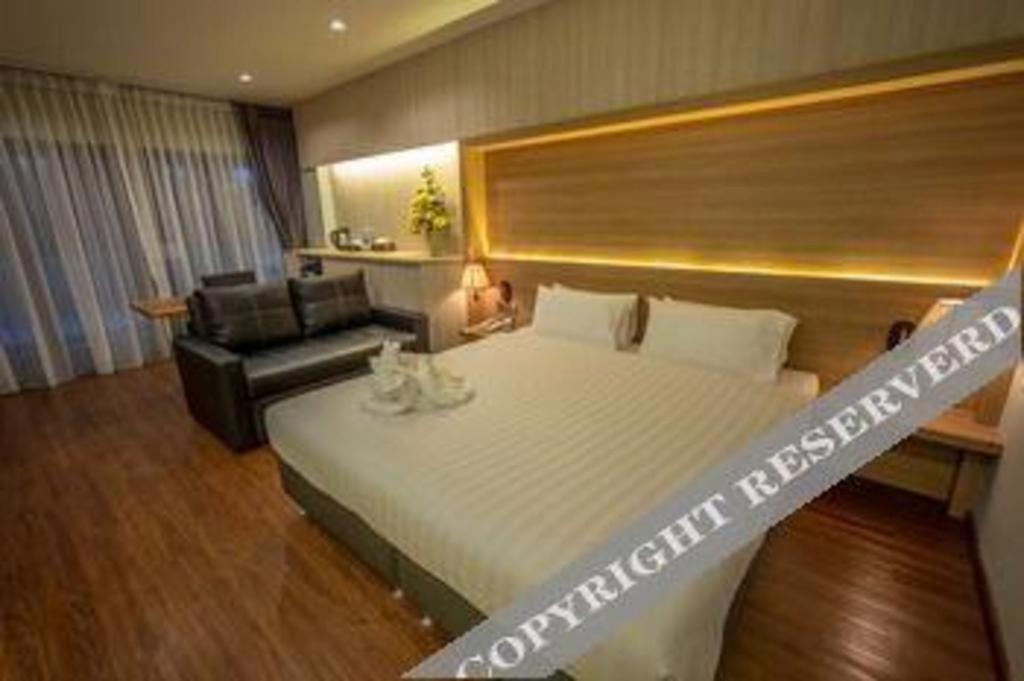 The Three Hat Yai Bagian luar foto