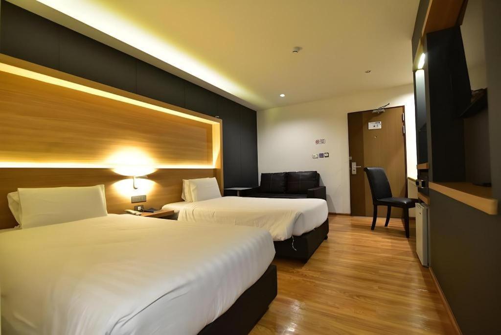 The Three Hat Yai Bagian luar foto